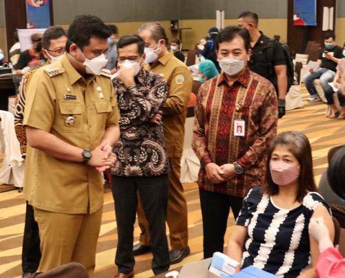 Tinjau Vaksinasi Massal dari OJK dan BI di Hotel Santika Dyandra Medan, Bobby Nasution Tekankan Pentingnya Penanganan Covid-19