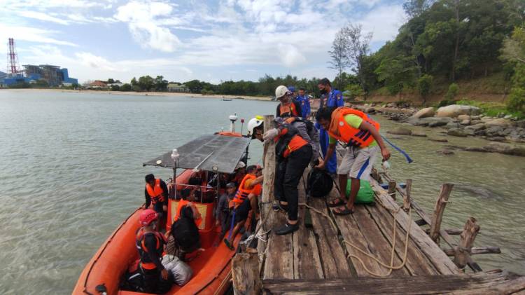  PKKL Sambas Bakamla RI Selamatkan Korban Kapal Tenggelam