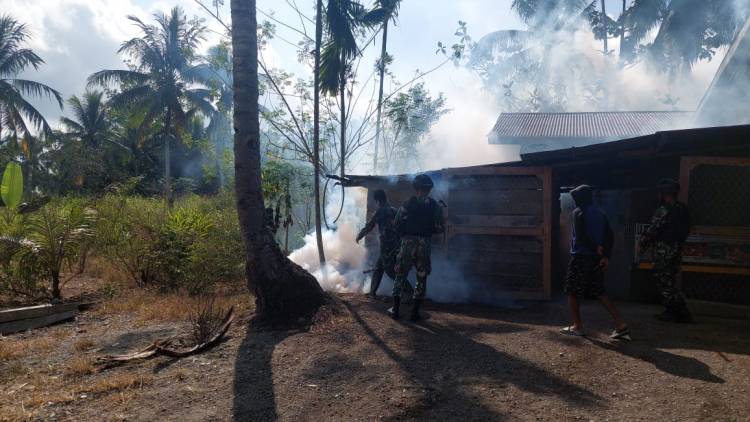 Gencar Cegah Malaria, Satgas Yonif 126/KC Laksanakan Pengasapan Keliling Kampung di Perbatasan Papua