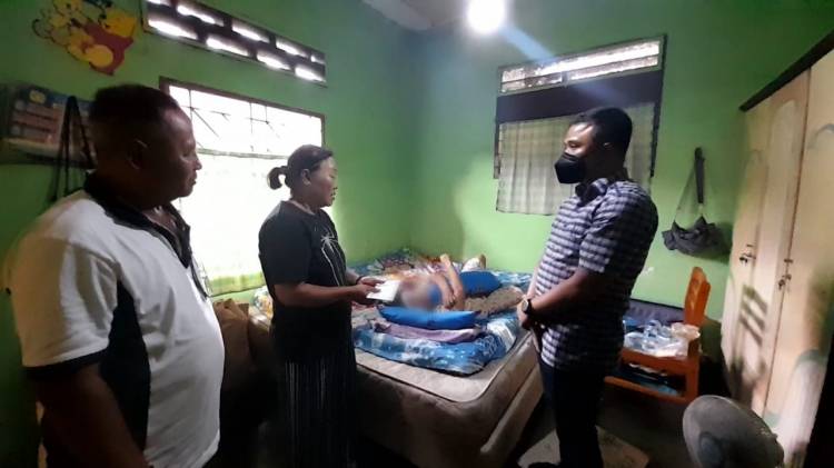 Berikan Bantuan, Kasat Reskrim Polrestabes Jenguk Ibu Rumah Tangga Korban Geng Motor di Medan