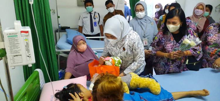 Hari Anak Nasional, Pasien Kanker Anak Dikunjungi Istri Gubsu