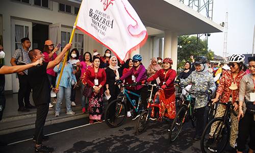  Pakai Kebaya, Puluhan Perempuan Gowes Keliling Kota Medan