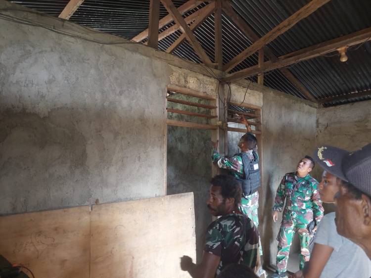 Bantu Masyarakat, Satgas Yonif 126/KC Perbaiki Instalasi Listrik Warga