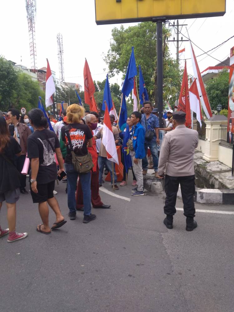 Massa Aliansi Tolak Kekerasan Minta Rekan Aktivis Segera Dibebaskan 