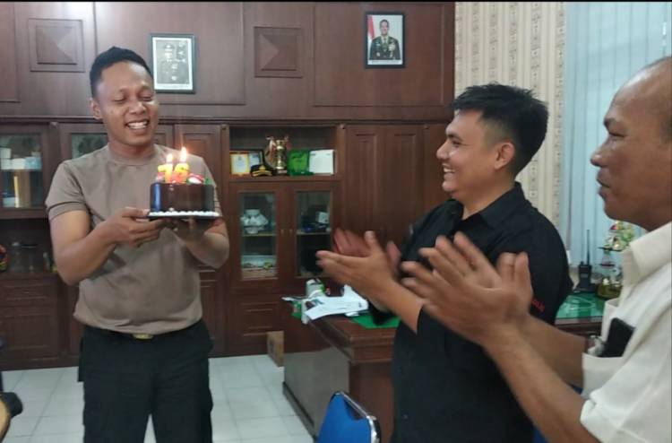  HUT ke-76 Bhayangkara, Kapolsek Medan Timur Dapat Kejutan Dari Wartawan  