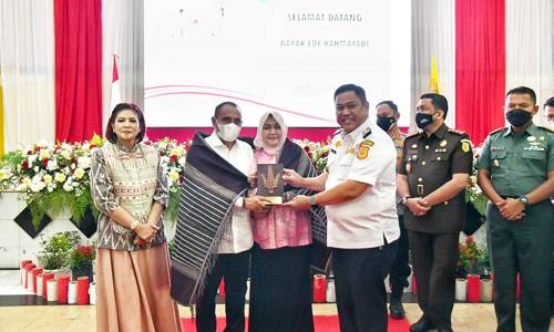 Edy Rahmayadi Bawa Investor untuk Bangun Pabrik Minyak Serai Wangi di Dairi