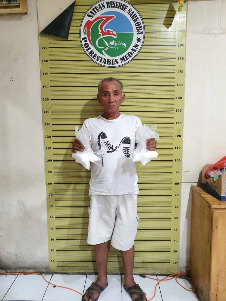 Satresnarkoba Polrestabes Medan Gagalkan Pengiriman Paket Pakaian Berisi 1 Kg Sabu
