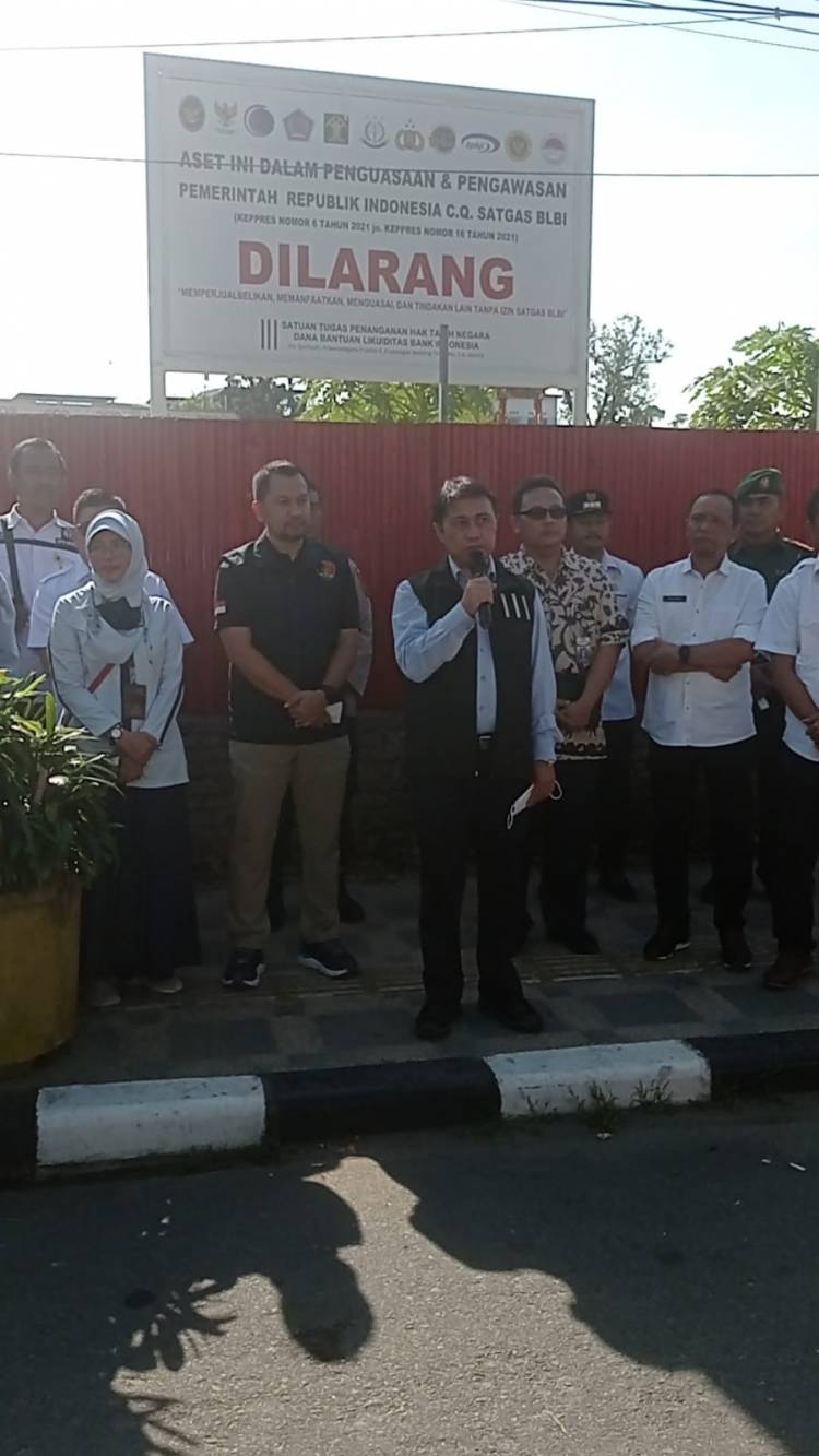  Satgas Gakkum BLBI Pasang Plang Aset Pemerintah di Eks BPPN di Jalan Brigjen Katamso 