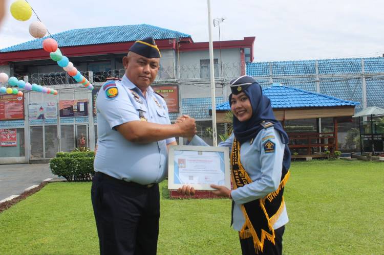 Kalapas Binjai Kanwil Kumham Sumut Pimpin Apel Sore dan Beri Penghargaan Pegawai Teladan