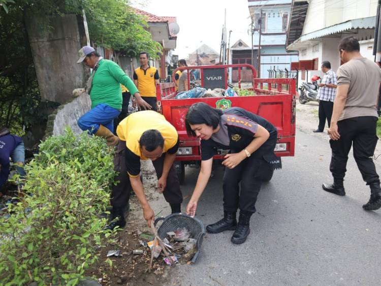 Program Polri Peduli Lingkungan, Polrestabes Medan Bersih-Bersih di Kelurahan Hamdan