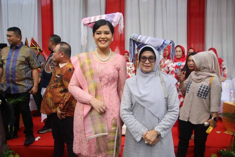  Pemko Pematang Siantar Turut Meriahkan Colorful Medan Karnival 2023, dr Susanti dan Bobby-Kahiyang Kenakan Pakaian Adat Simalungun