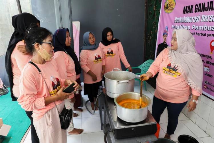 Mak Ganjar Gelar Pelatihan Pembuatan Jamu Tradisional Bagi Ibu-Ibu di Sumut