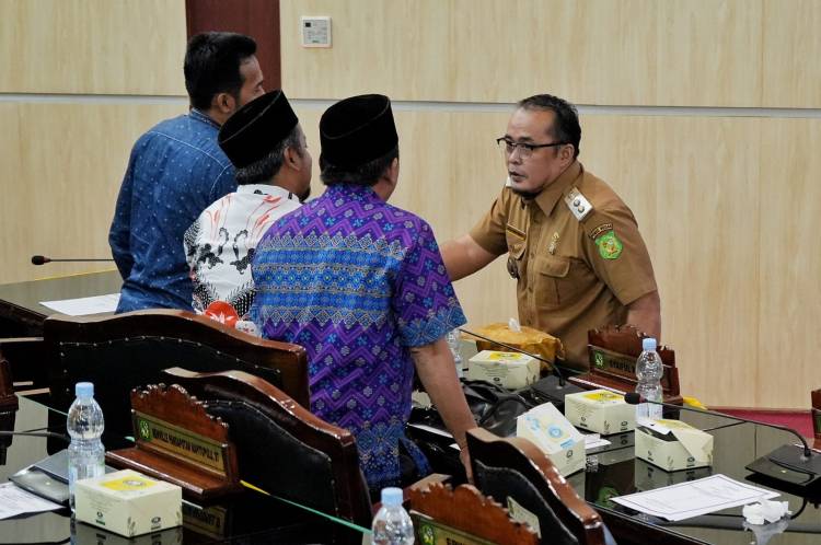 Walikota Medan Menerima Hasil Penjelasan Ranperda Inisiatif DPRD Tentang Perubahan Atas Perda Kota Medan No 6 Tahun 2015