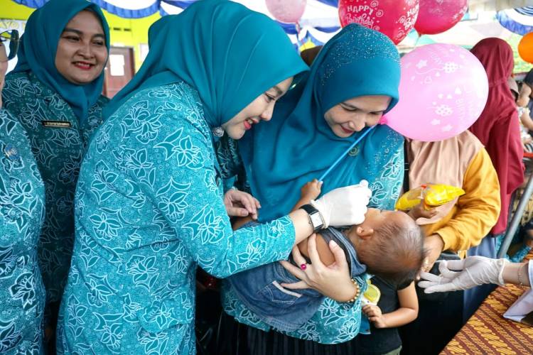 Pj Ketua TP PKK Langkat Serahkan 100 Paket Sembako Bantuan Presiden RI di Kecamatan Tanjung Pura