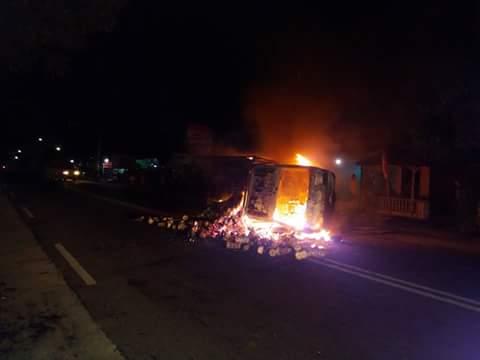 Pick Up Bermuatan Arang Terbalik Lalu Terbakar di Binjai