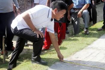 Tingkatkan Pembangunan Desa, Bupati Nisel Patok Jalan di Kepulauan Tello