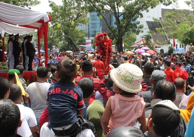 Masyarakat Antusias Tonton Pawai Pembangunan di Medan