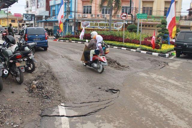 Warga Keluhkan Jalan Rusak di Kawasan Taman Remaja Binjai