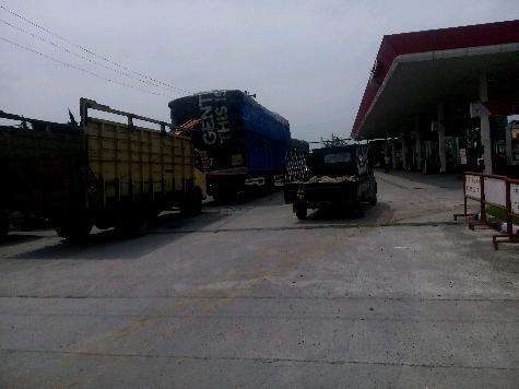 Solar Langka, Puluhan Truk Antri di SPBU Jalinsum Tanjung Morawa