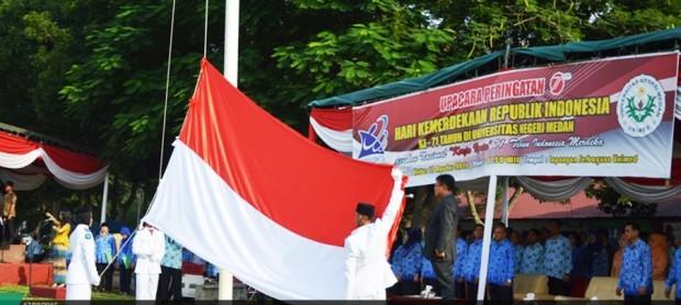 HUT RI Ke-71, Rektor Unimed Serahkan Penghargaan Kepada Dosen dan Mahasiswa Berprestasi