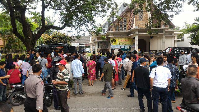 Target Bom Bunuh Diri di Gereja Diduga untuk Membunuh Pastor