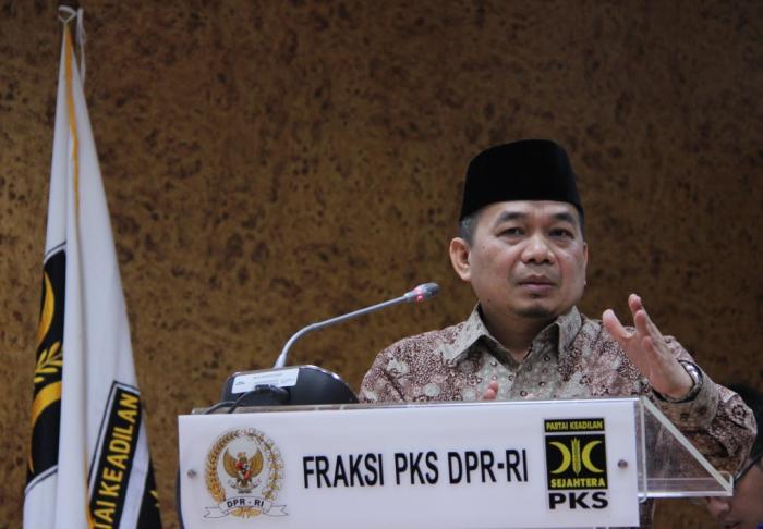Ketua FPKS DPR RI Jazuli Juwaini Melangsungkan Promosi Doktor di UNJ