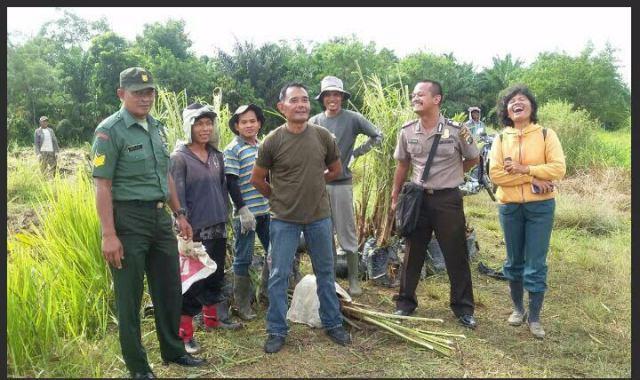 Pembuatan Sumur Bor di Jalan Bukit Mas Didampingi Babinsa Koramil 07/Stabat 