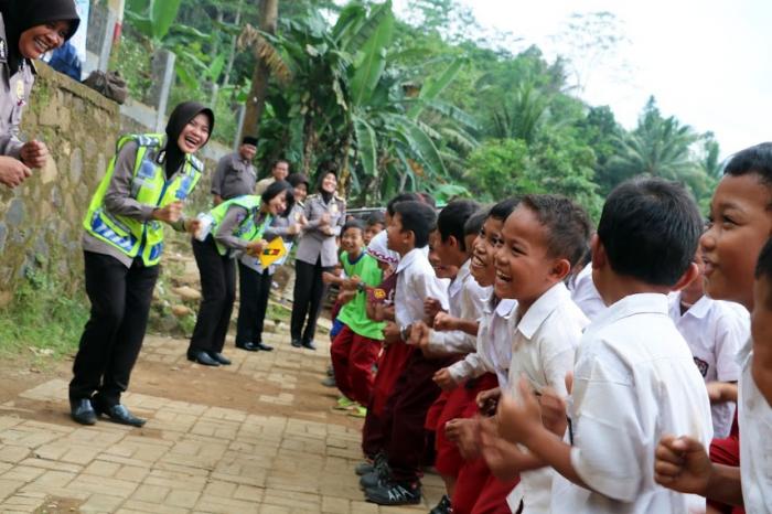 Polwan Berikan Bantuan Alat Sekolah dan Hiburan Pada Anak-anak Korban Banjir