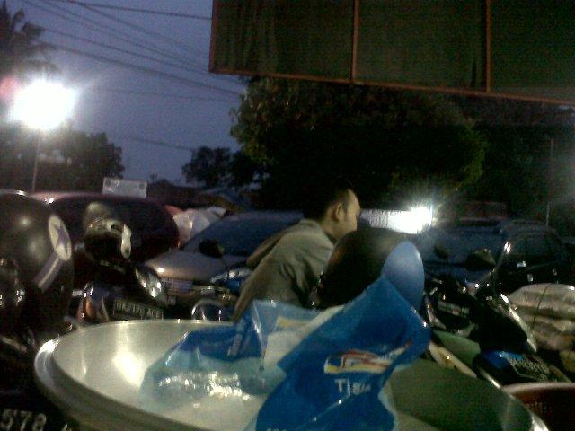 Hujan Deras, Anak-Anak Ini Tawarkan Jasa Payung