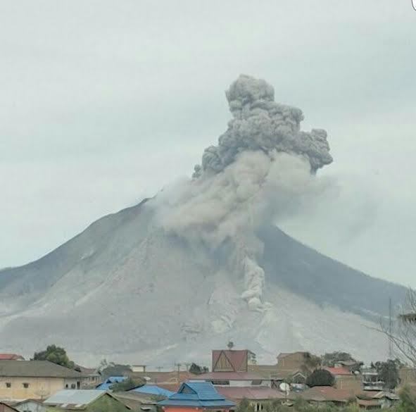Gunung Sinabung Terus Erupsi Luncurkan 19 Kali Awan Panas Guguran