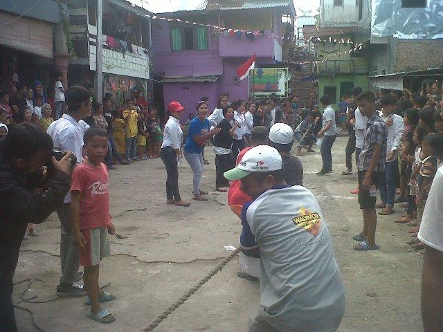 Lomba Tarik Tambang Bapak-Bapak Meriahkan HUT RI di Kampung Aur