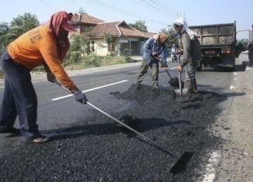 Warga Senang Ada Perbaikan Jalan