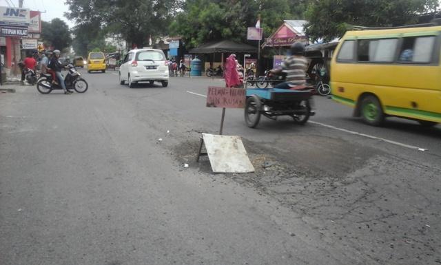 Kondisi Jalan Letjend Djamin Ginting Kian Memprihatinkan
