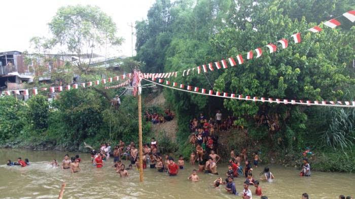 Lomba Panjat Pinang di Tengah Sungai Deli Dipadati Penonton