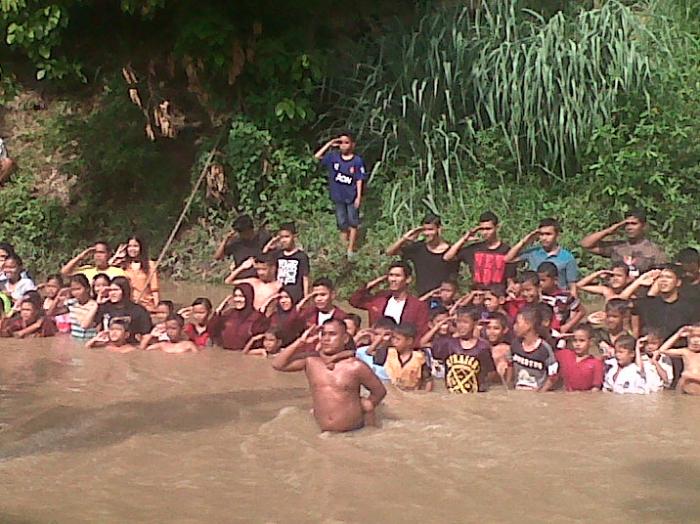Warga Kampung Aur Upacara Kemerdekaan di Sungai Deli