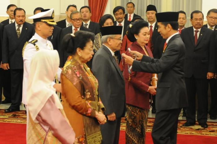 Mantan Kapolri Badrodin Haiti, Taufik Ismail dan 3 Bupati Terima Tanda Kehormatan RI