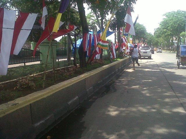 Pedagang Bendera Bisa Raup Omzet Rp 300 Ribu/Hari