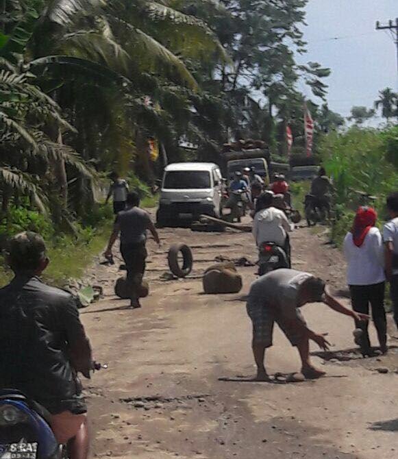 Ratusan Warga Namu Ukur Langkat Aksi Blokir Jalan