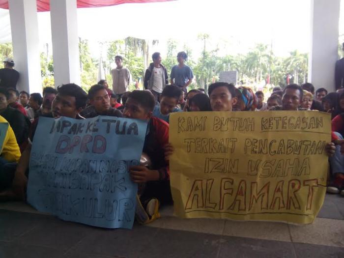 Di PHK, Puluhan Buruh Tuntut Alfamart Deli Serdang Ditutup