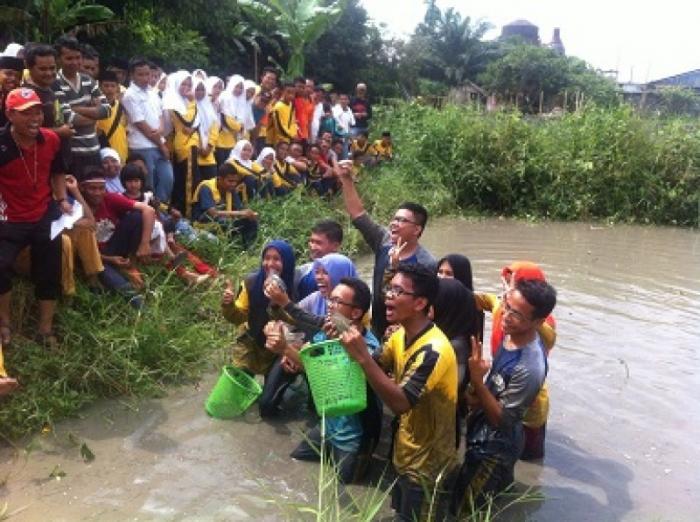 Meriahkan HUT RI ke 71, MAN 3 Medan Gelar Lomba Tangkap Ikan