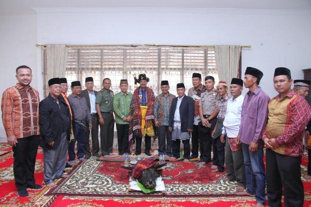 Gubernur Sumut Tengku Erry Nuradi Ditabalkan Marga Hasibuan