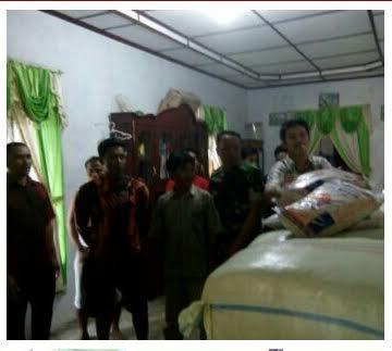 Babinsa Koramil 09/Negeri Lama Dampingi Petani Terima Benih Padi dari Pemerintah