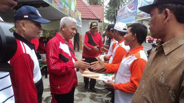 Pemkab Asahan Serahkan 15 Mesin Panen Padi ke Petani