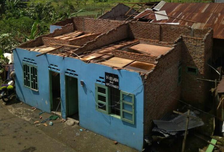 Angin Puting Beliung Rusak 52 Rumah di Medan Tuntungan