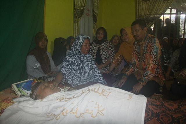 Melayat ke Rumah Lurah Lopian, Istri Almarhum Berbisik 'Pak Gubernur Datang, Pak'