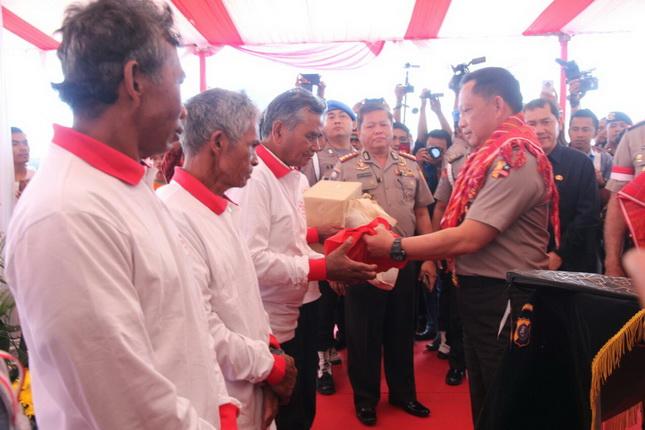 Kapolri Serahkan Bingkisan Pada Pengungsi Sinabung di Karo 