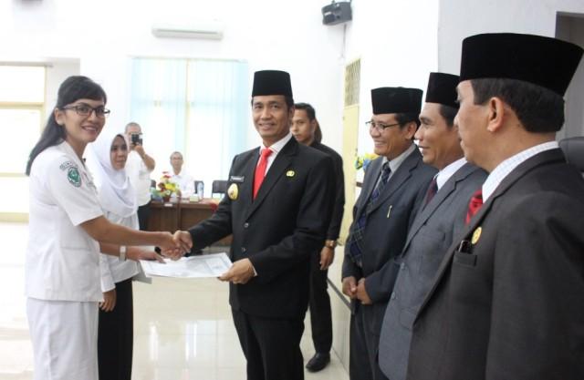 Walikota Pematangsiantar Serahkan 48 SK CPNS Bidan PTT dan Tenaga Penyuluh Pertanian