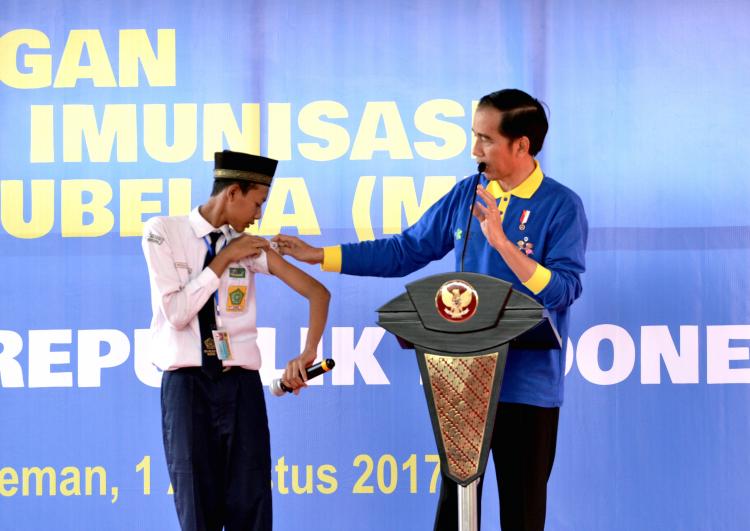 Presiden Jokowi Minta Kementerian Terkait Terjun ke Masyarakat Kampanyekan Imunisasi MR