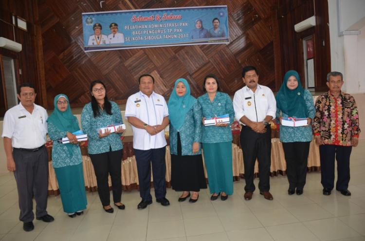 Walikota Sibolga Buka Pelatihan Administrasi PKK Bagi Pengurus TP-PKK Kecamatan dan Kelurahan