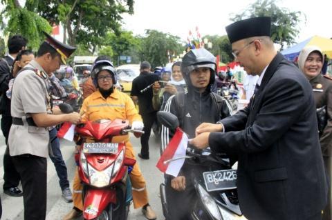 Walikota Medan Bagikan Bendera Merah Putih kepada Pengendara Bermotor